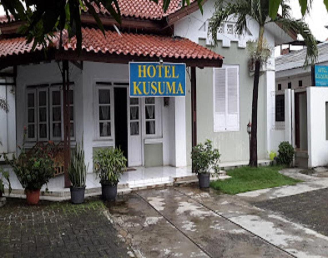 Oyo 90865 Hotel Kusuma Purwakarta Exterior photo