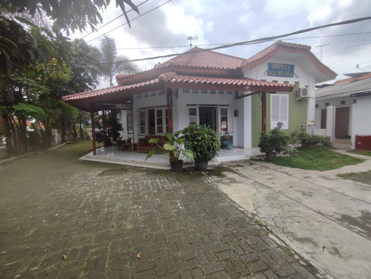 Oyo 90865 Hotel Kusuma Purwakarta Exterior photo