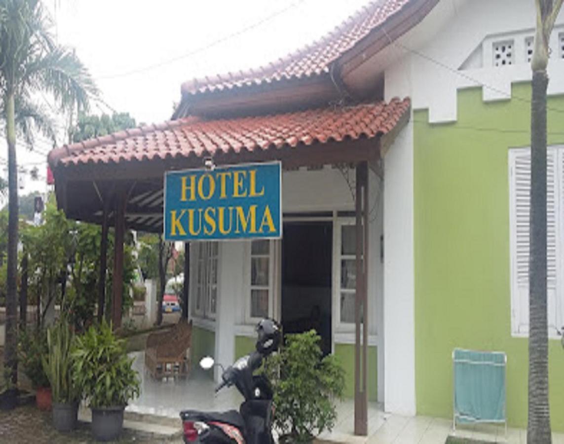 Oyo 90865 Hotel Kusuma Purwakarta Exterior photo