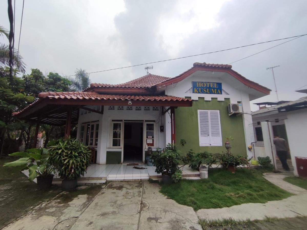 Oyo 90865 Hotel Kusuma Purwakarta Exterior photo