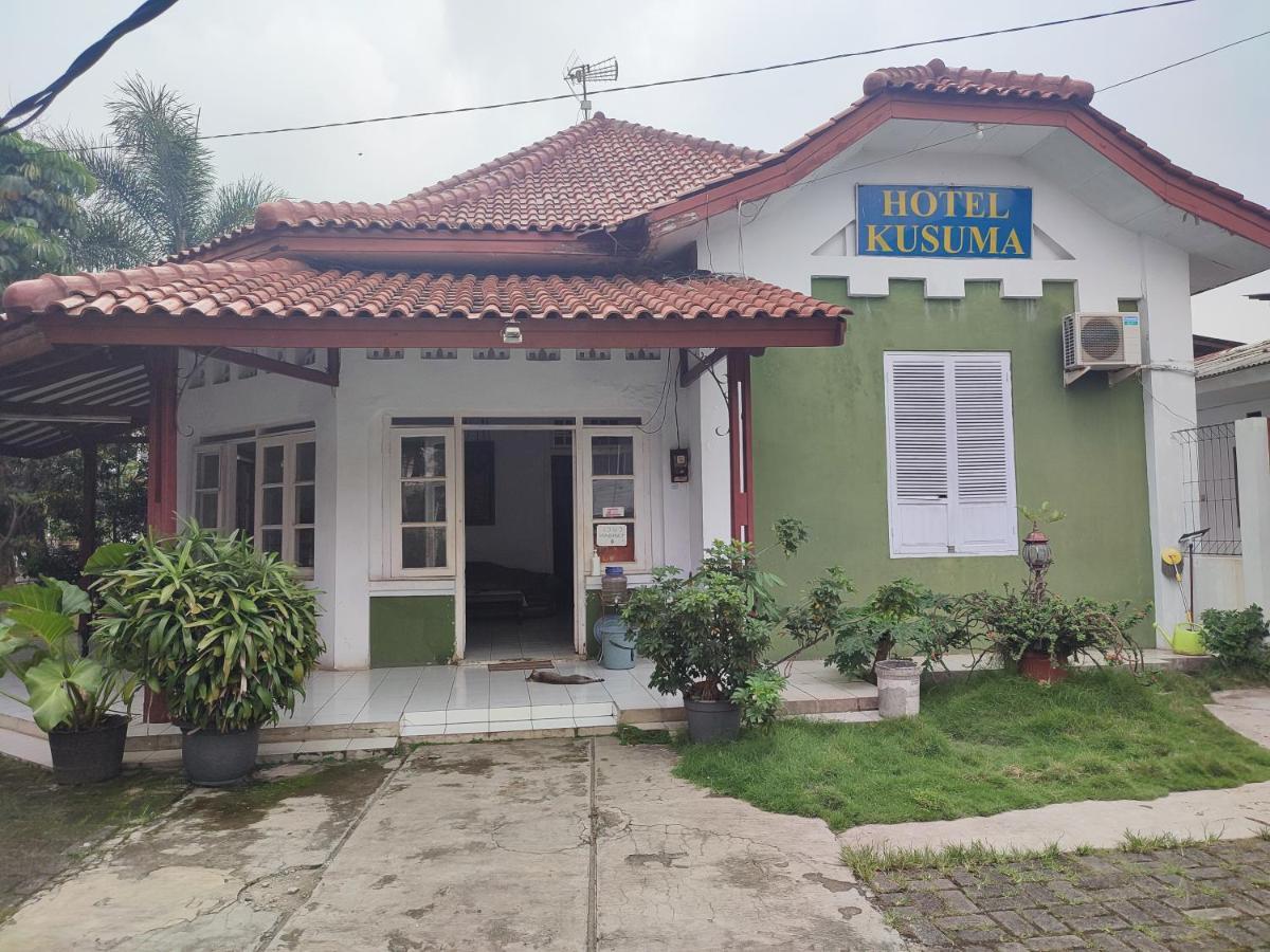 Oyo 90865 Hotel Kusuma Purwakarta Exterior photo