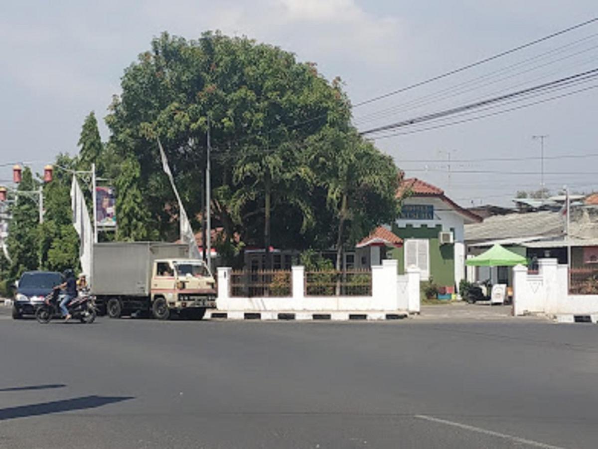 Oyo 90865 Hotel Kusuma Purwakarta Exterior photo