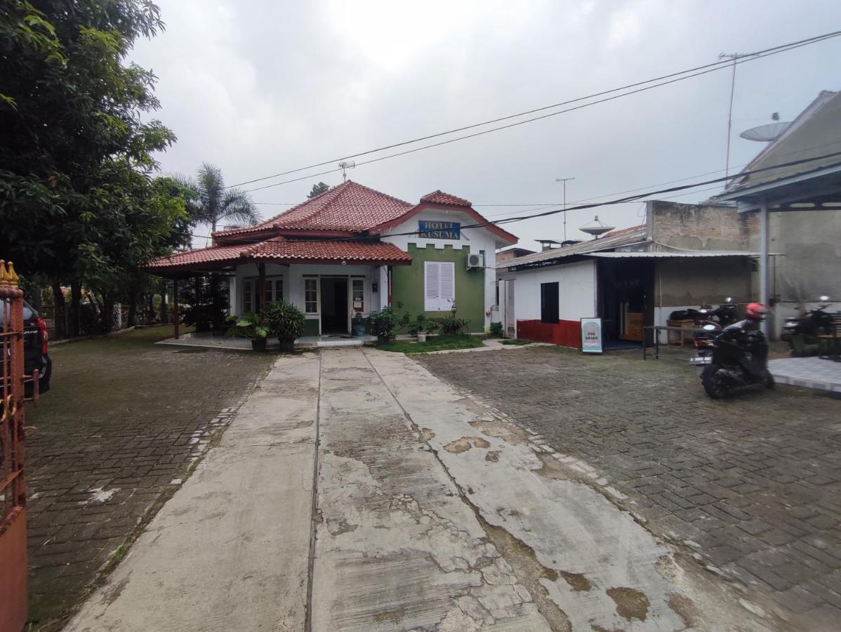 Oyo 90865 Hotel Kusuma Purwakarta Exterior photo