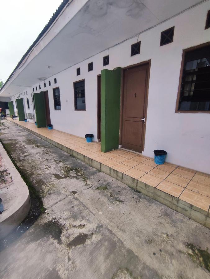 Oyo 90865 Hotel Kusuma Purwakarta Exterior photo